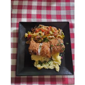   Baconnel bazsalikomos sajtkrémmel töltött sertés borda szezámmagos bundában pürével és grillzöldséggel