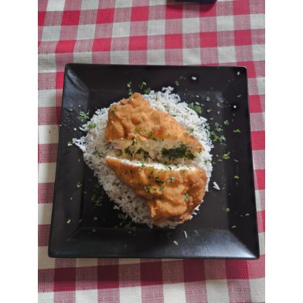 Kapros-juhtúróval baconnel töltött csirkemell rántva, jázmin rizssel