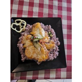 Őszibarackos csirkemell sajtköntösben, áfonyás rizs