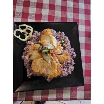 Őszibarackos csirkemell sajtköntösben, áfonyás rizs