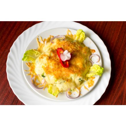 Sajttal grillezett csirkemell paradicsommal, baconnel, hagymával szarvasgombás burgonyapürével 