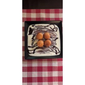 Sült túrógombóc ízes tejföllel, csokiöntettel