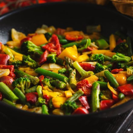 Vajban párolt zöldköret